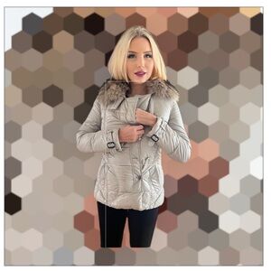 Burberry Women's Beige Puffer Jacket with Fur Collar S